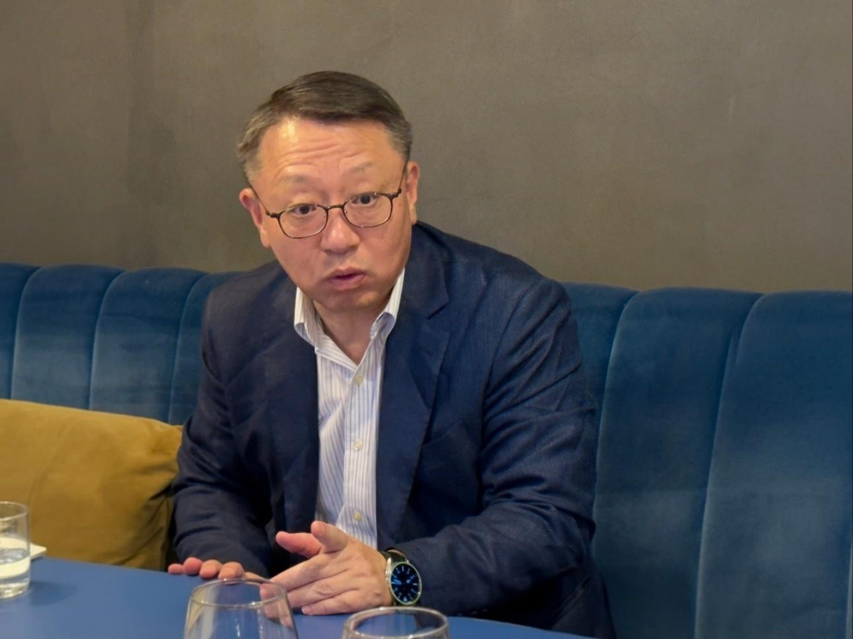 정진완 우리은행장이 지난 4일 오후(현지시간) 이탈리아 밀라노에서 기자들과 만나 폴란드 바르샤바 지점 운영 계획에 대해 설명하고 있다. / 사진=한국은행