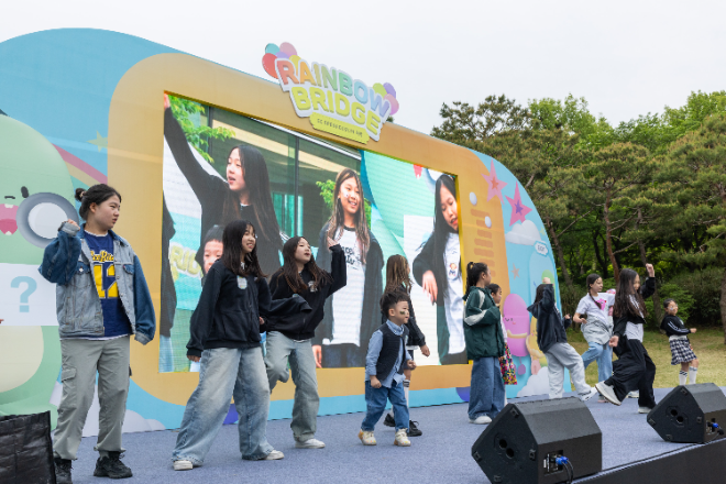 GC(녹십자홀딩스)는 지난 5일 용인시 기흥구에 위치한 본사 목암타운, 충북 오창공장과 전남 화순공장에서 임직원 가족 7500여 명이 참석한 '오픈하우스' 행사를 개최했다. /사진=GC