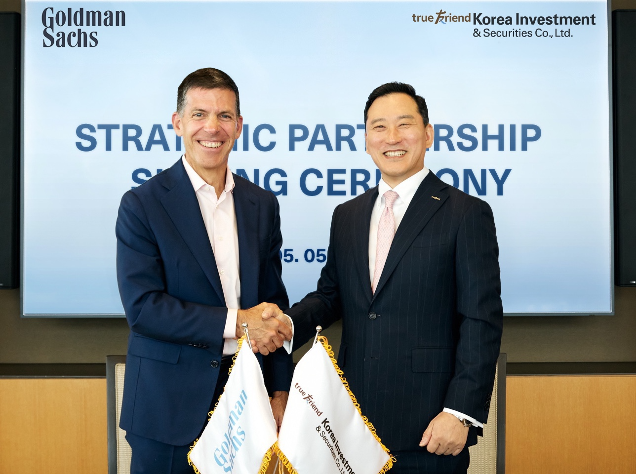 지난 5일(미국 동부시간) 뉴욕 골드만삭스 본사에서 한국투자증권 김성환 사장(오른쪽)과 골드만삭스 존 월드론(John E. Waldron) President 겸 COO(왼쪽)가 전략적 협업을 위한 양해각서 체결 후 기념촬영을 하고 있다. / 사진 = 한국투자증권