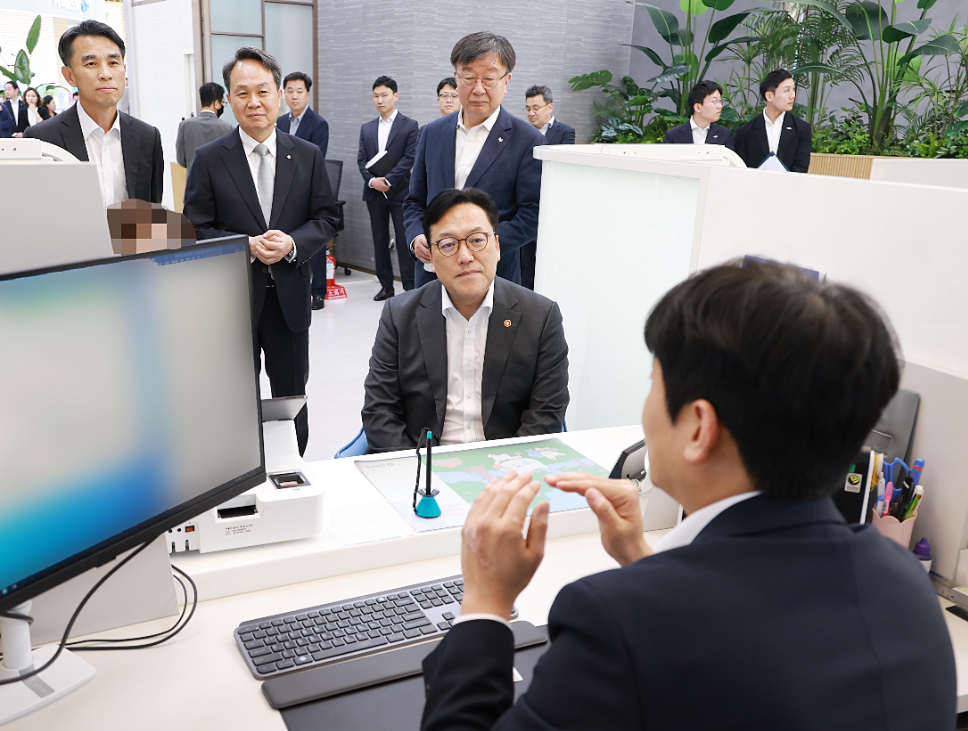 김병환 금융위원장(가운데)이 신한은행 본점 영업점에서 (왼쪽부터) 이태훈 은행연합회 전무, 진옥동 신한금융그룹 회장, 이재연 서민금융진흥원장과 함께 상담직원의 설명을 듣고 있다.