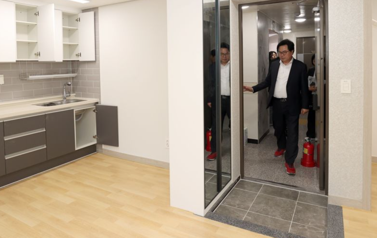 박일하 동작구청장이 지난달 30일 사당동 소재 청년 맞춤형 공공주택을 방문해 살펴보고 있다./사진제공=동작구