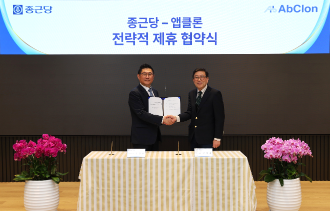 지난 9일 종근당 김영주 대표(왼쪽)와 앱클론 이종서 대표가 전략적 지분 투자, 공동 연구개발 파트너십을 체결하고 기념촬영을 하고 있다. /사진=종근당