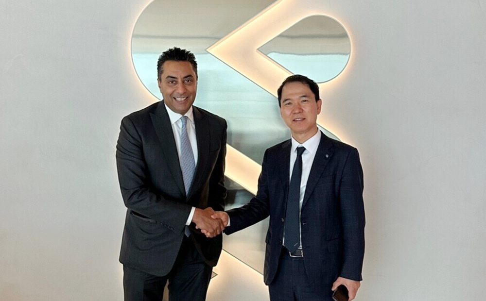 신학기 Sh수협은행장(오른쪽)이 사이프말릭(Saif Malik) 스탠다드차타드은행 UK본부 대표와 기념촬영을 하고 있다. / 사진제공 = Sh수협은행