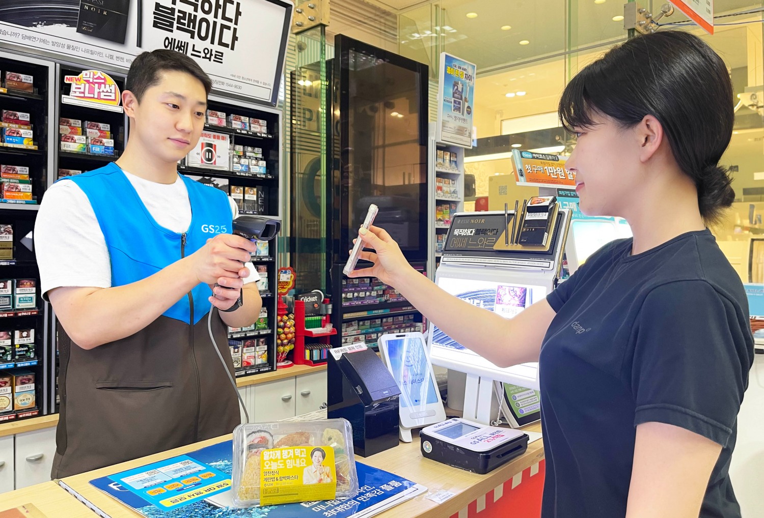 혜자로운 도시락을 구매하는 소비자의 모습. /사진제공=GS리테일