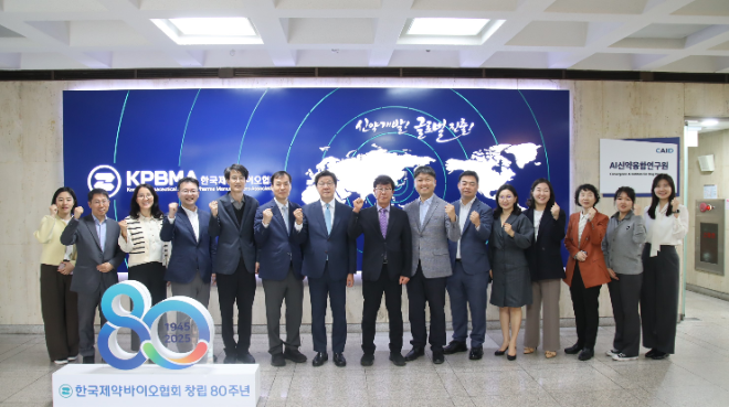 2025 의약품광고심의위원회 단체 사진. /사진=한국제약바이오협회