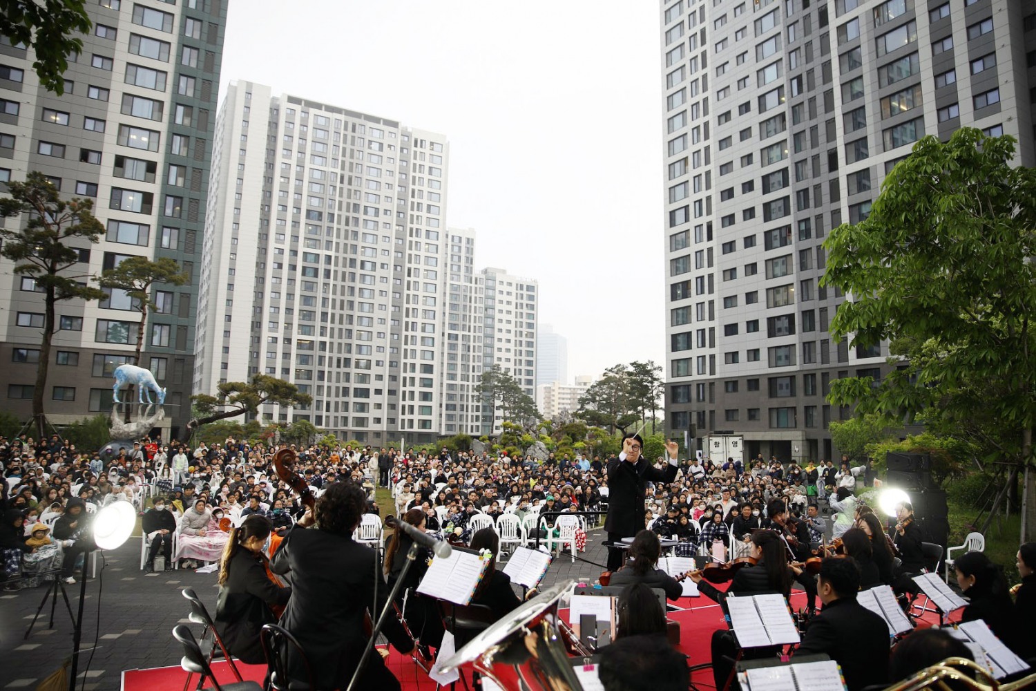 영흥숲 푸르지오 파크비엔 단지에서 웨스턴심포니 오케스트라가 연주하고 있다. / 사진제공=대우건설