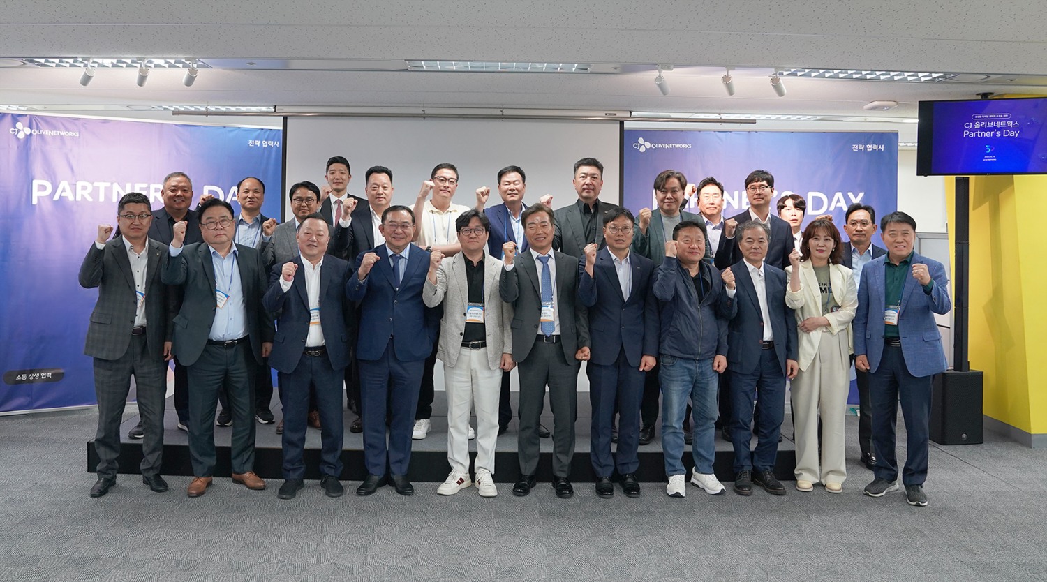 CJ올리브네트웍스 2025 파트너스데이 행사에서 유인상 CJ올리브네트웍스 대표이사(왼쪽에서 다섯 번째)와 전략협력사 대표들이 함께 기념사진을 촬영하고 있다. / 사진=CJ올리브네트웍스
