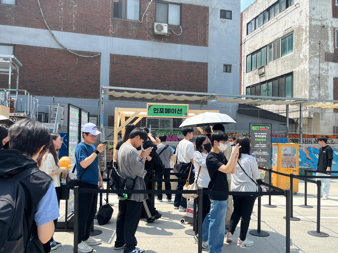 크래프톤이 배틀그라운드 모바일 서비스 7주년을 기념해 펍지 성수에서 팝업스토어를 열었다. 사진은 팝업스토어 인포메이션 데스크 전경. / 사진=정채윤 기자