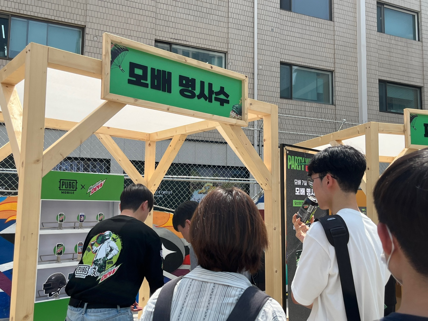 크래프톤이 배틀그라운드 모바일 서비스 7주년을 기념해 펍지 성수에서 팝업스토어를 열었다. 사진은 팝업스토어 모배 명사수 전경. / 사진=정채윤 기자