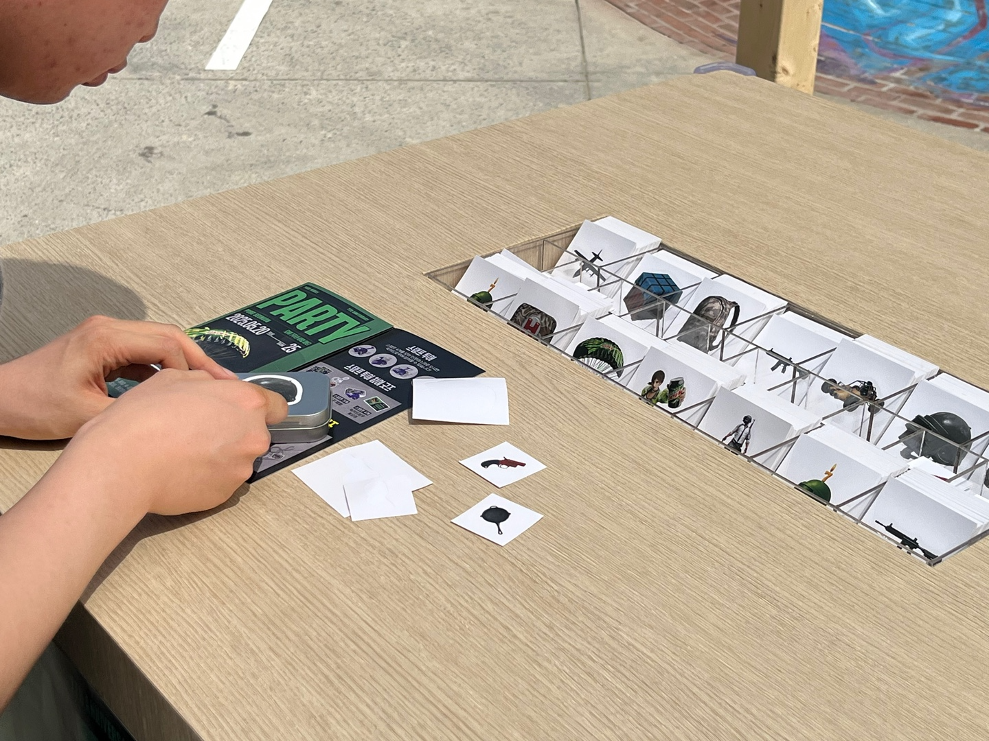 크래프톤이 배틀그라운드 모바일 서비스 7주년을 기념해 펍지 성수에서 팝업스토어를 열었다. 사진은 팝업스토어 틴케이스 꾸미기존 전경. / 사진=정채윤 기자