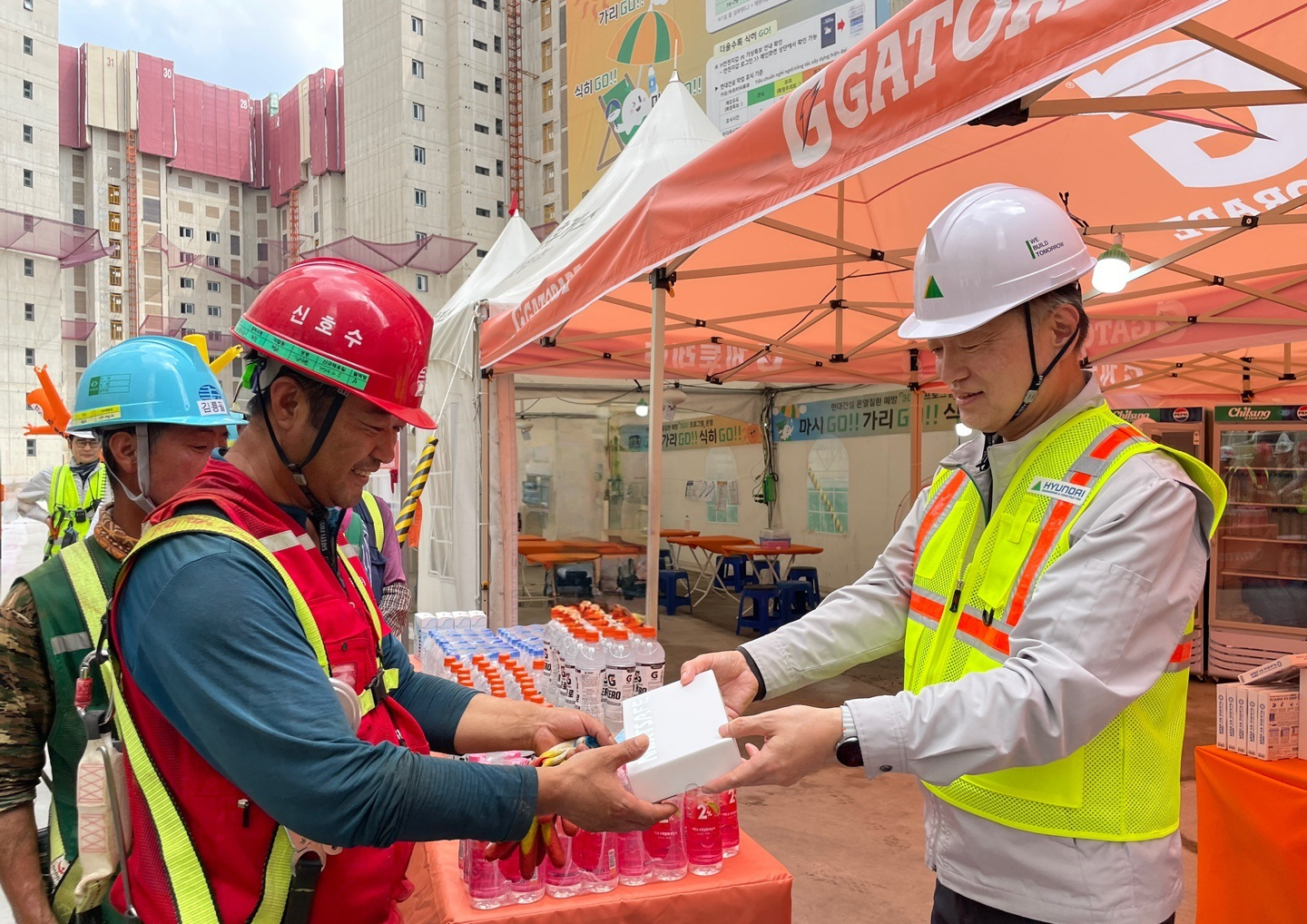 현대건설 혹서기 온열질환 예방 프로그램이 진행되는 모습./사진제공=현대건설