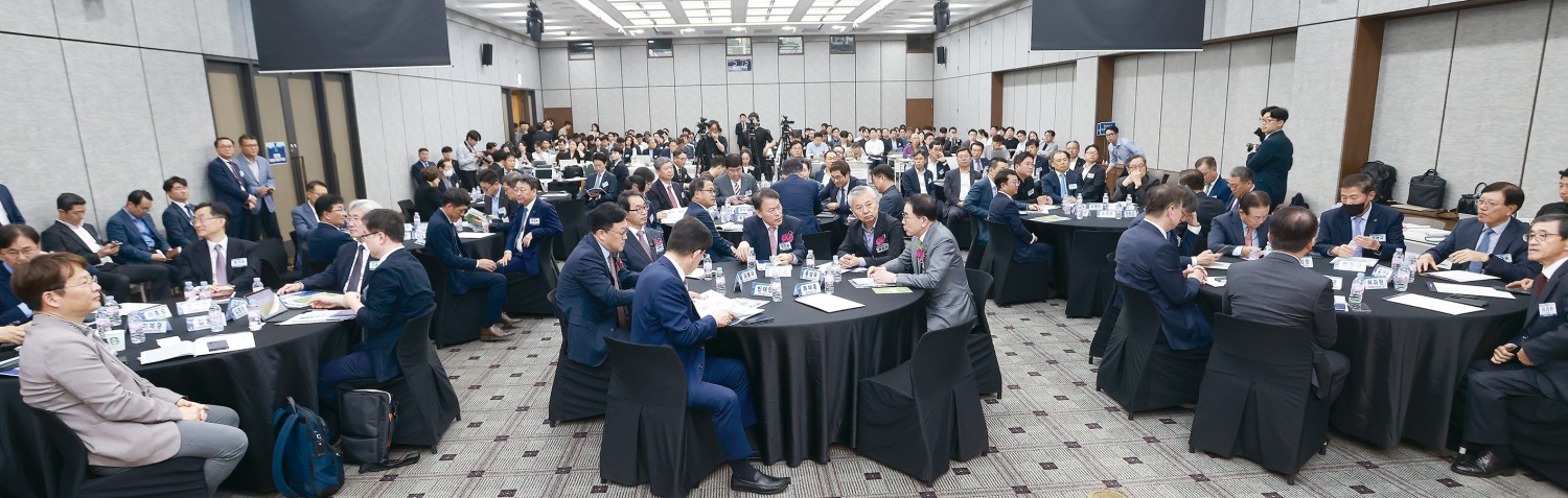 ▲ 지난 20일 오후 서울 중구 은행연합회 국제회의실에서 열린 ‘2025 한국금융미래포럼’에는 500여명이 참석해 성황을 이뤘다. 사진은 행사 시작 전 참석자들이 담소를 나누고 있는 모습.