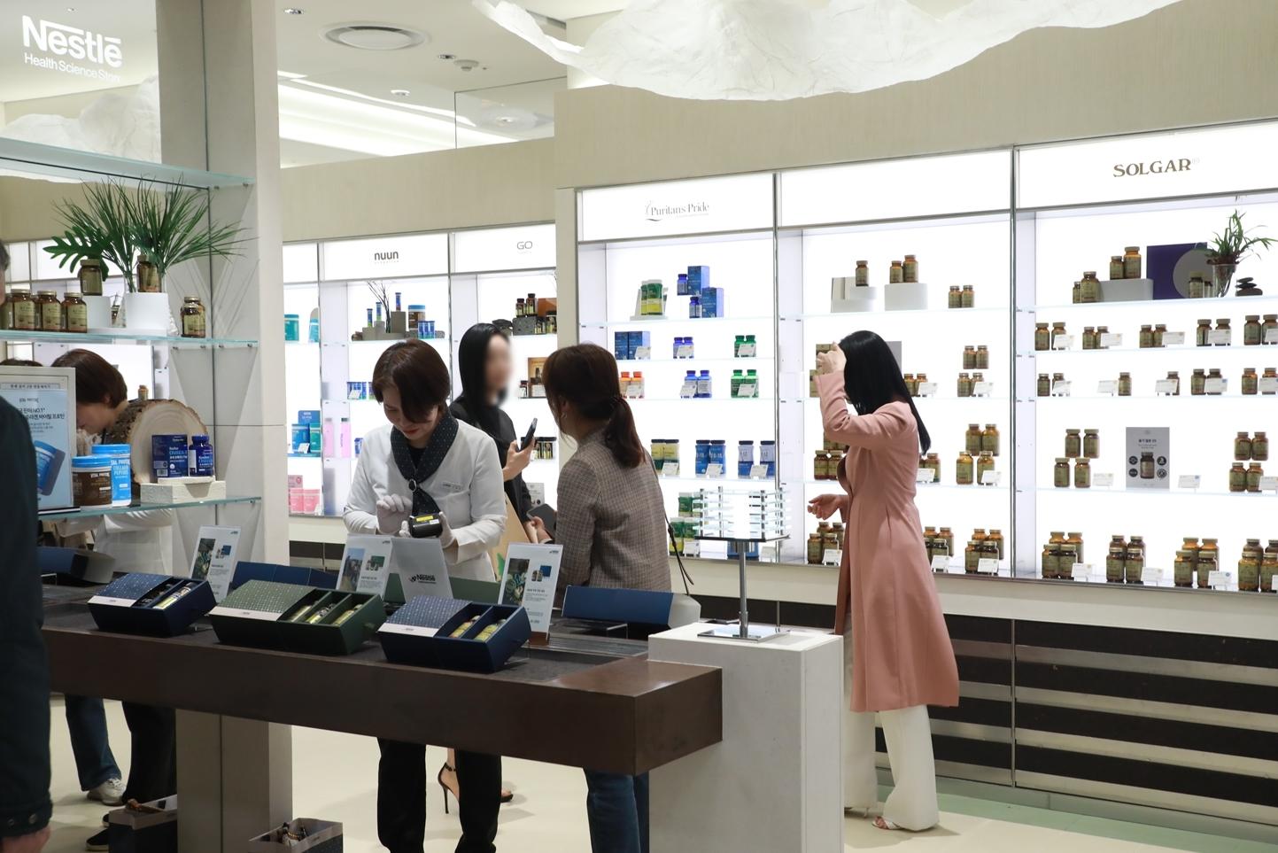 현대백화점 목동점에서 운영하는 네슬레헬스사이언스스토어./사진제공=현대백화점