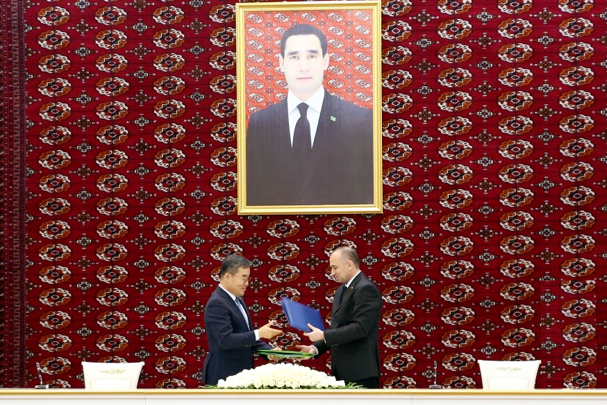 김보현 대우건설 사장(왼쪽)이 지난 24일 투르크메니스탄 수도 아시가바트에 있는 투르크메니스탄 상공회의소에서 '미네랄 비료플랜트 프로젝트' 계약을 맺고 있다. / 사진제공=대우건설