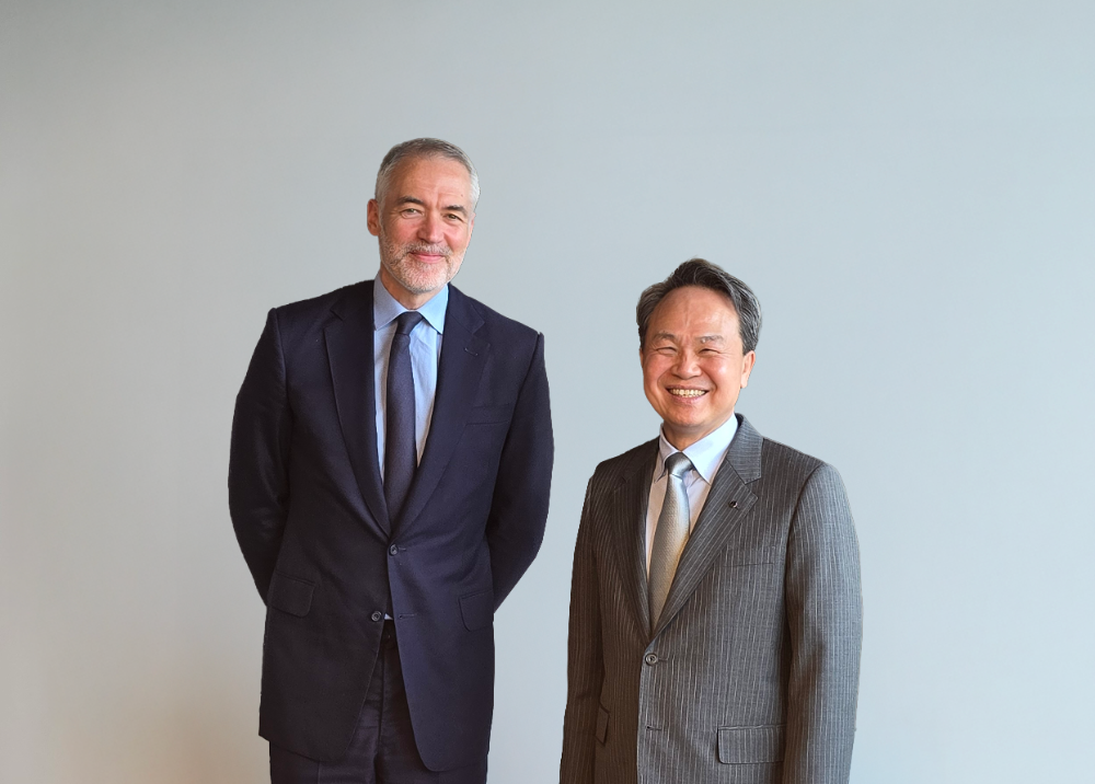 지난 20일 영국 런던에서 진옥동 신한금융그룹 회장과 앤써니 굿맨 골드만삭스 인터내셔널 공동대표가 기념촬영을 하고 있다. / 사진제공 = 신한금융지주