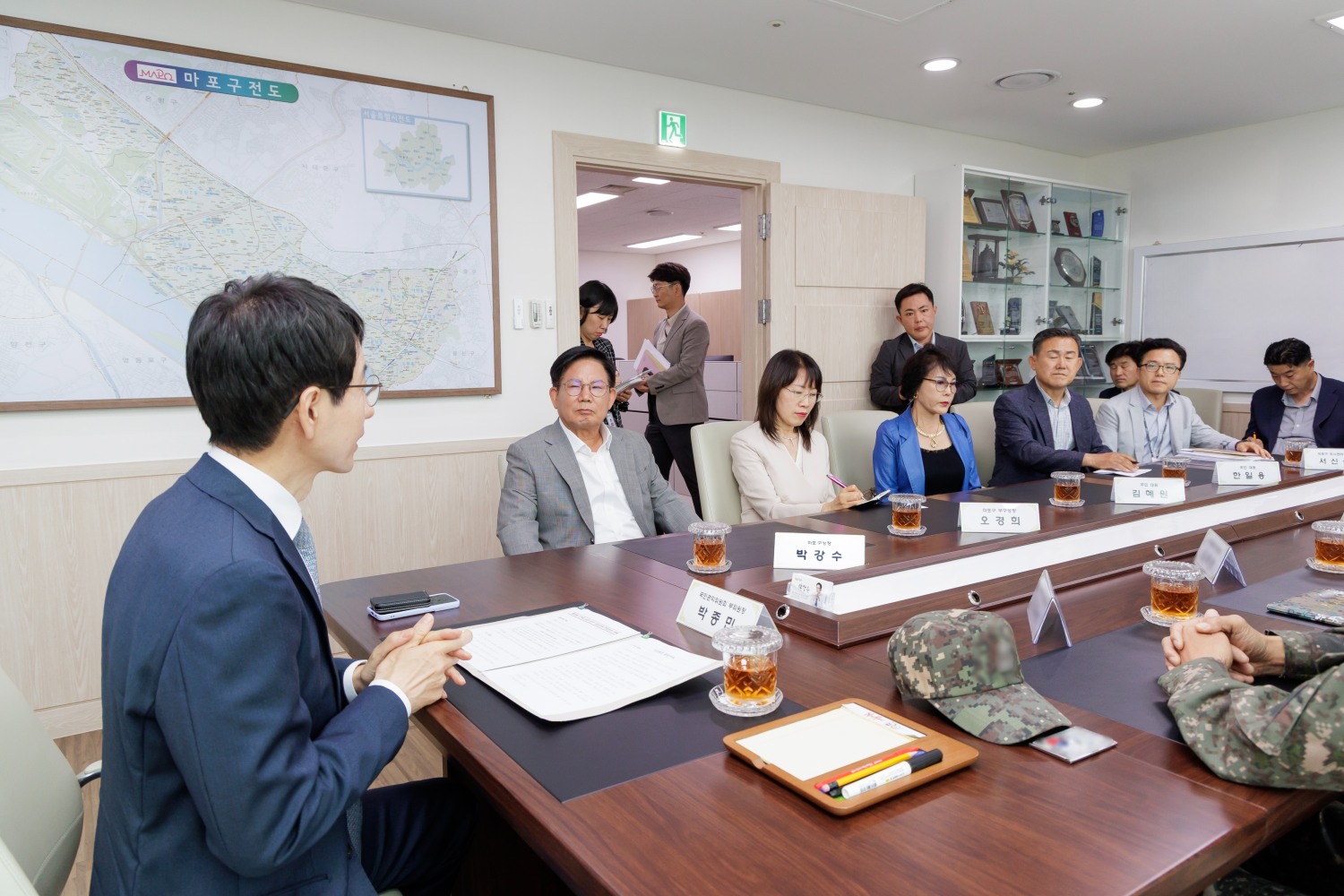 마포구청에서 마포구, 국민권익위원회, 주민대표, 국방부가 한자리에 모여 합정동 군부대 이전에 관한 의견을 나눴다./사진제공=마포구