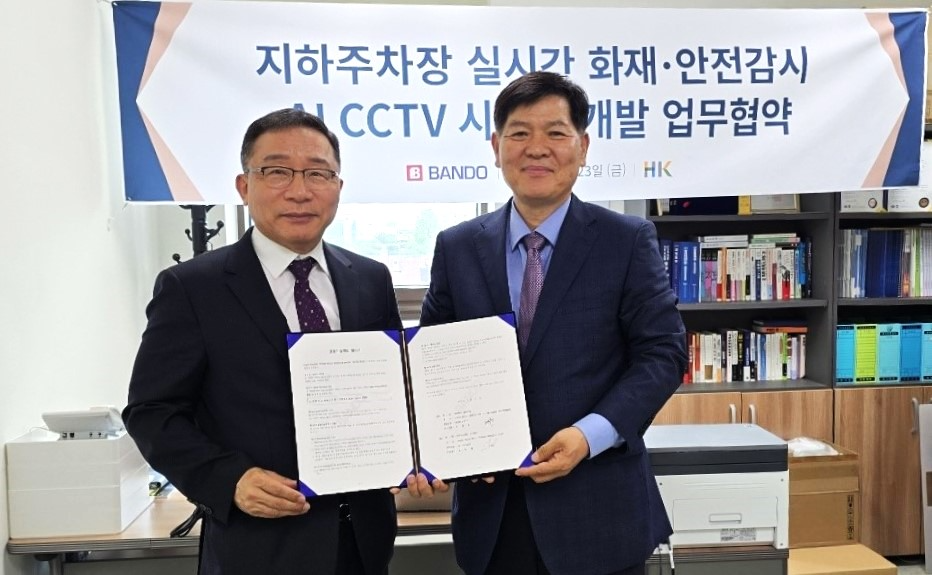 이정렬 반도건설 시공부문 대표(왼쪽)와 오자영 한광정보통신 대표가 지하주차장 AI CCTV 개발 관련 MOU를 체결한 후 기념촬영을 하고 있다. / 사진제공=반도건설