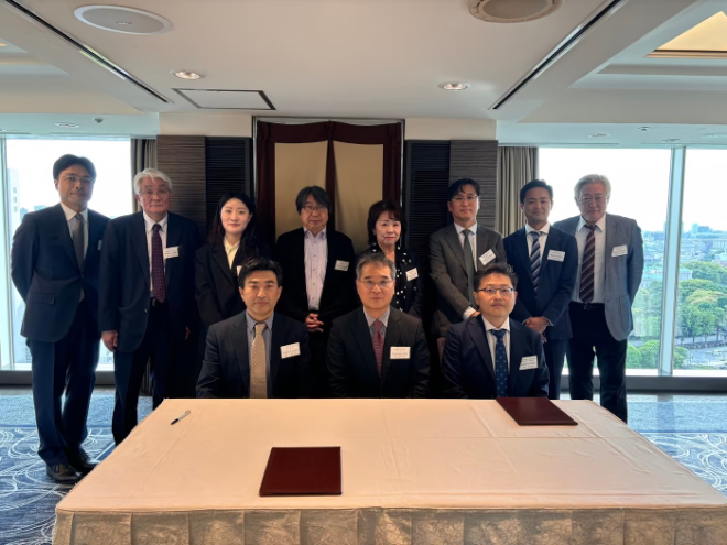 아즈마 아키히로 ACA Inc. 회장(사진 앞줄 왼쪽부터)과 김광재 HLB글로벌 대표, 전재환 HLB제넥스 상무이사가 3사간 업무협약식에서 직원 및 관계자들과 함께 기념 촬영을 하고 있다. /사진=HLB그룹