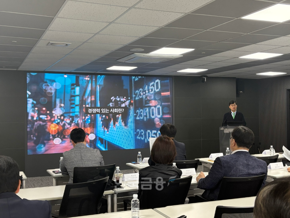 안철경 보험연구원장이 28일 오후3시 보험연구원 12층에서 열린 한국이해관계자경영학회 춘계 정기세미나에서 발표를 하고 있다./사진=전하경 기자