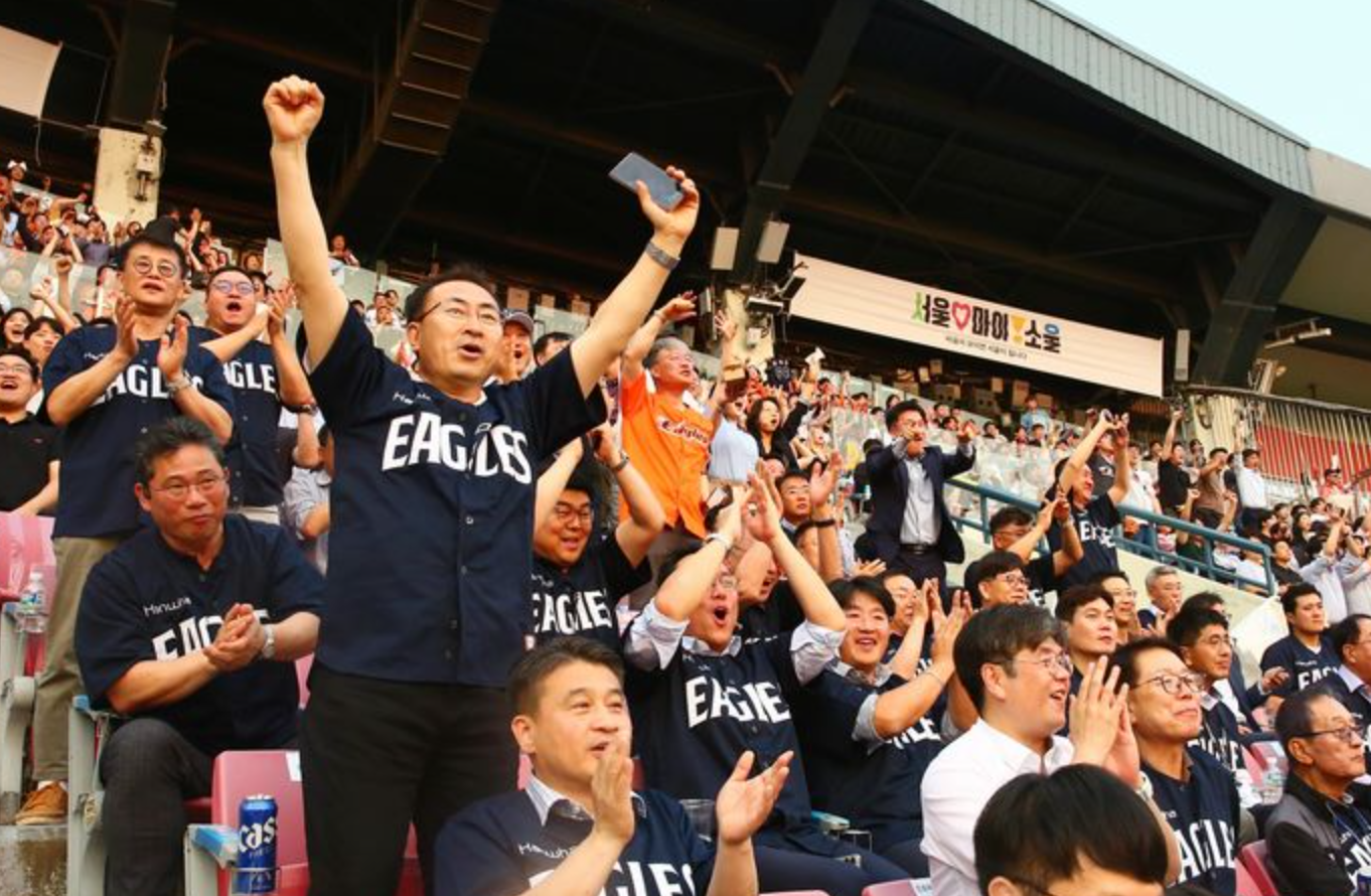 한화 임직원과 협력사 임직원들이 서울 잠실야구장에서 열린 야구 경기를 관람하며 한화 이글스 선전을 응원하고 있다. / 사진제공=한화 건설부문