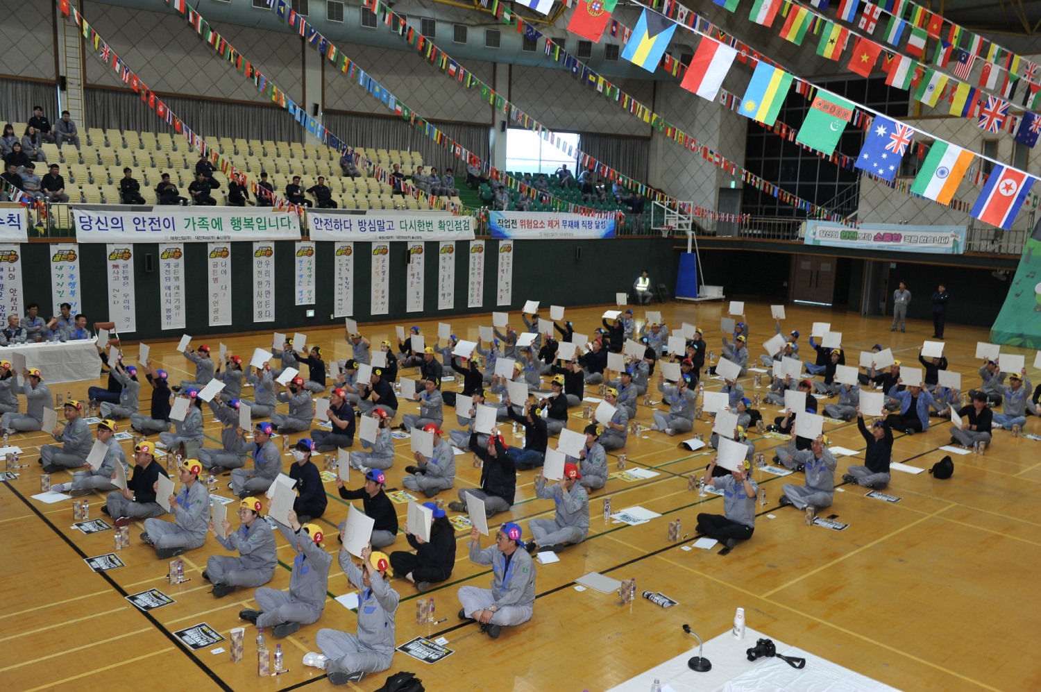 태광산업·대한화섬 임직원들이 산업안전 도전 골든벨을 진행하는 모습./사진제공=태광산업