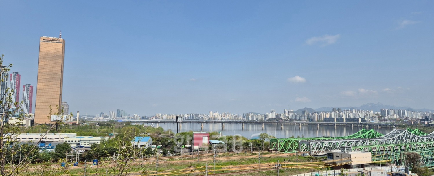 서울 동작구 사육신공원에서 바라본 한강 전경. / 사진=한상현 기자