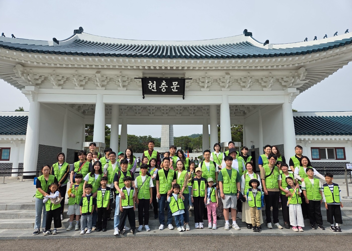 현대엔지니어링 임직원·임직원 가족이 지난달 31일 국립서울현충원에서 묘역 정화 봉사활동을 한 뒤 기념촬영을 하고 있다. / 사진제공=현대엔지니어링