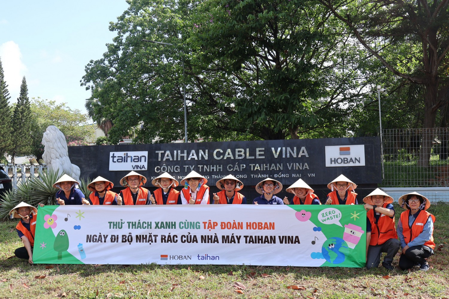 대한전선 베트남 생산법인 ‘대한비나(Taihan Cable Vina)’ 직원들이 현지 공장 인근에서 플로깅을 실시했다./사진제공=호반그룹