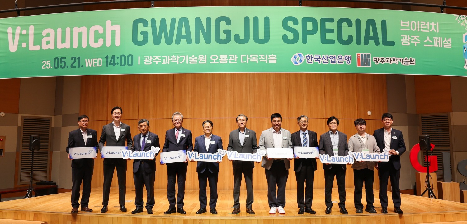 (왼쪽 세번쨰부터) 한상원 광주상공회의소 회장, 강석훈 한국산업은행 회장, 강기정 광주광역시 시장, 임기철 광주과학기술원 총장 / 사진제공=산업은행