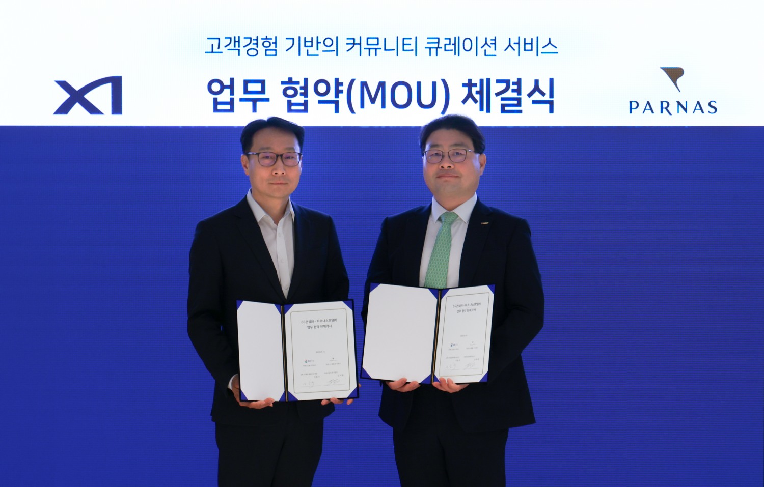 이용구 GS건설 건축주택설계부문장(왼쪽)과 김태형 파르나스호텔 미래사업부문장이 업무 협약을 체결하고 기념촬영하는 모습./사진제공=GS건설