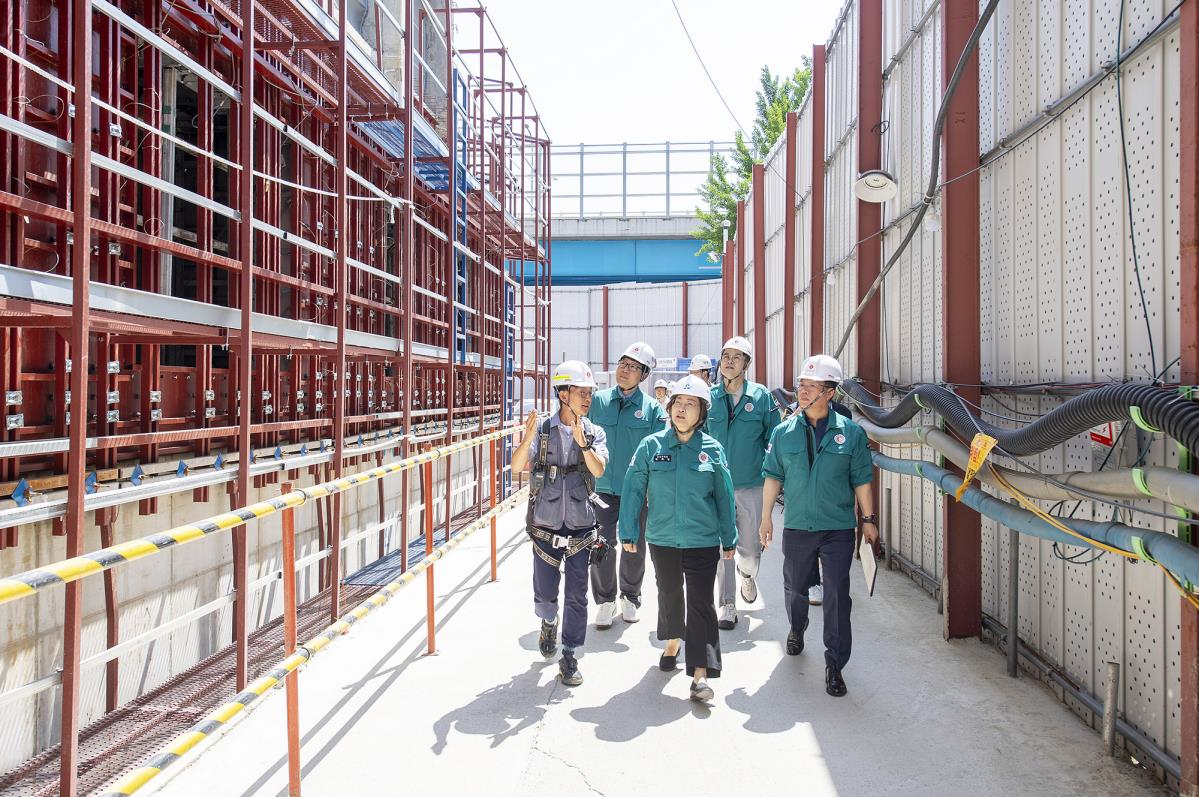 박희영 용산구청장(가운데)이 지난 5일 이촌 현대아파트 리모델링 공사장을 방문해 현장을 점검하는 모습./사진제공=용산구