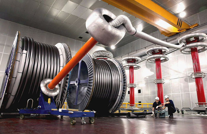 LS전선 직원이 구미 공장에서 HVDC 케이블을 테스트하고 있다. /사진제공=LS전선