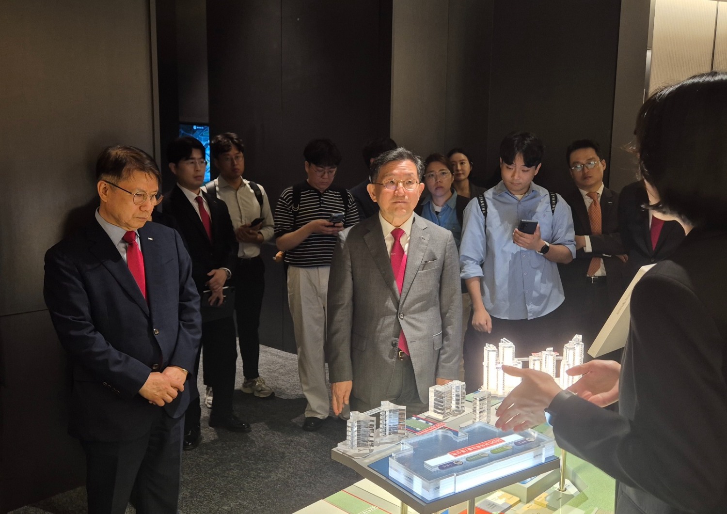 9일 오전 서울 용산구 한강대로 23 HDC현대산업개발 홍보관에서 조태제 HDC현대산업개발 대표이사(왼쪽 첫번째)와 정경구 HDC현대산업개발 대표이사 사장(왼쪽 다섯번째)이 용산역 통합 계획 관련 설명을 듣고 있다. / 사진=한상현 기자