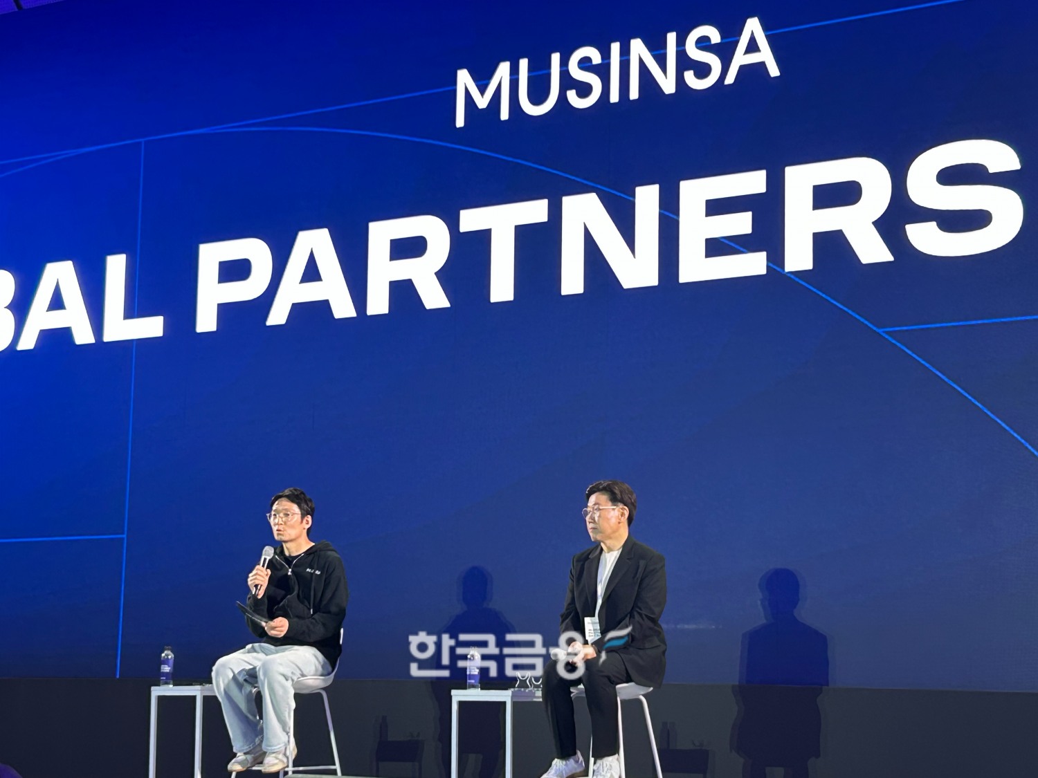 박준모 무신사 대표(오른쪽)가 글로벌 사업과 관련한 Q&A를 진행하는 모습. /사진=박슬기 기자