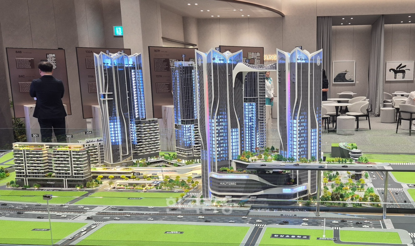 서울 용산구 한강로3가 포스코이앤씨 홍보관에 전시된 '오티에르 용산' 모형도. / 사진=한상현 기자