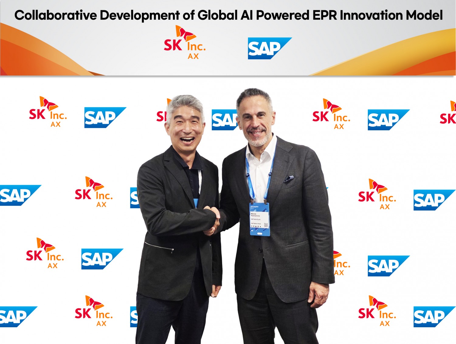 지난달 28일, 스페인 마드리드에서 열린 SAP 사파이어 행사에서 SK AX 손건일 Enterprise서비스부문장(왼쪽)과 SAP 마노스 랩토폴로스 최고매출책임자(CRO)가 협력을 다짐했다. / 사진=SK AX