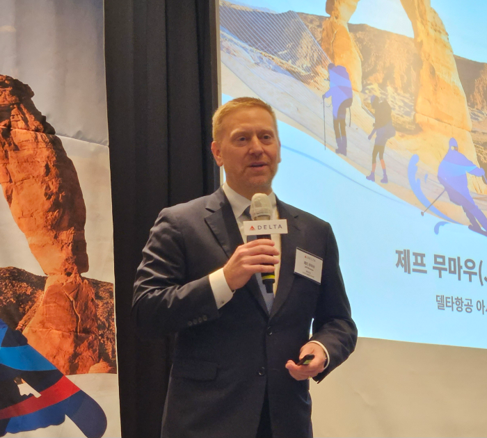 델타항공이 12일 인천-솔트레이크시티 직항 노선 운항 개시를 기념해 서울 코트야드 메리어트 호텔에서 기자간담회를 개최했다. 제프 무마우(Jeff Moomaw) 델타항공 아시아·태평양 부사장이 발표하고 있다. /사진=신혜주 기자