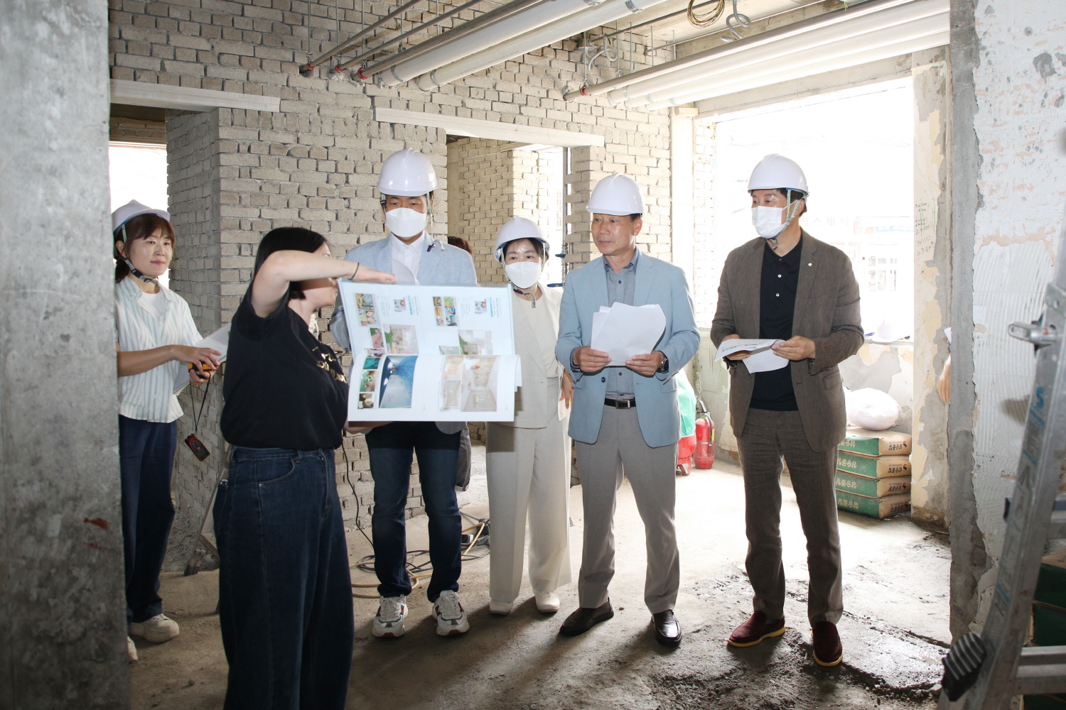 복지건설위원들이 키즈카페 노리몽땅 을지로점 공사 현장을 방문해 관계자의 설명을 듣고 있다./사진제공=중구의회