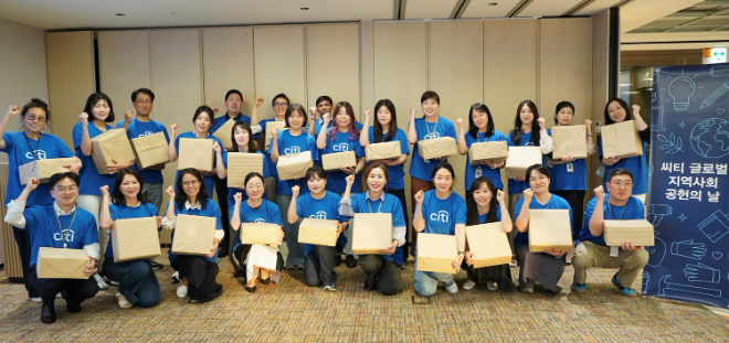 한국씨티은행이 12일 학습물품 박스 만들기 봉사활동을 진행했다. / 사진=한국씨티은행