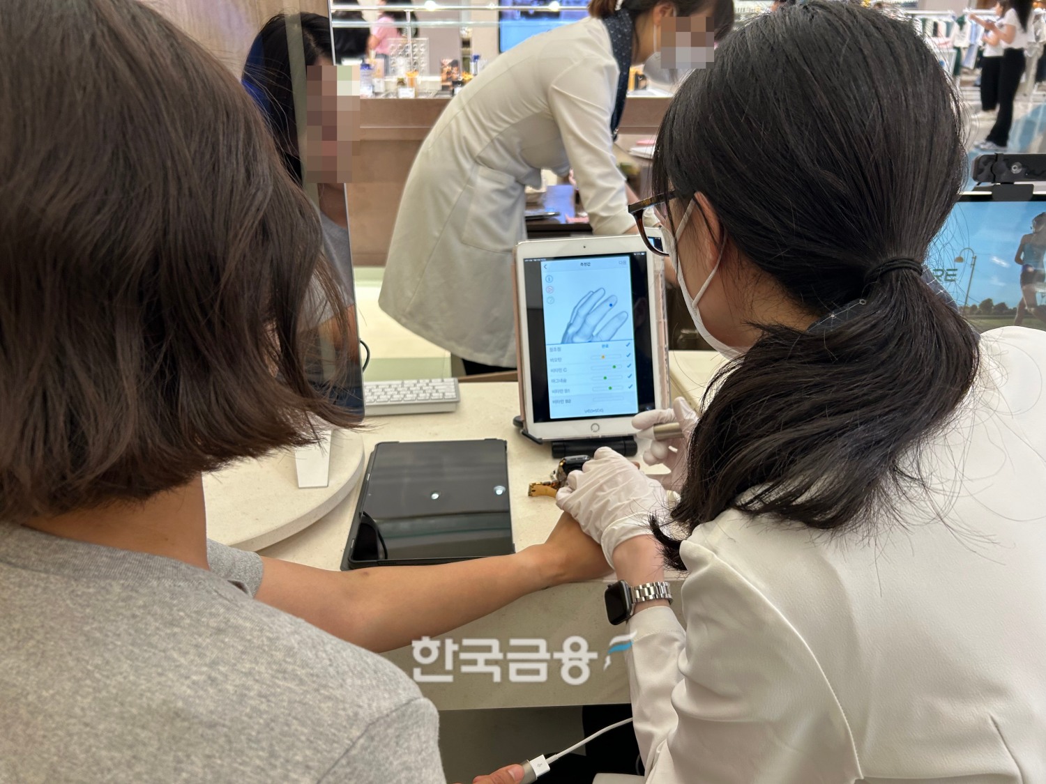 비타스틱을 통해 부족한 영양소를 체크하는 모습. ⓒ 현대백화점