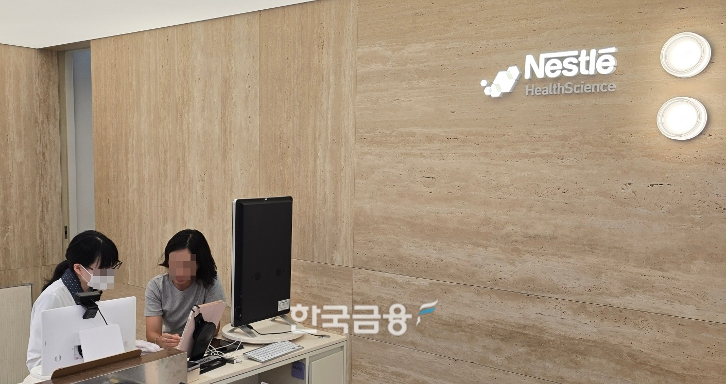 현대백화점 목동점 지하2층에 있는 네슬레 헬스케어 사이언스 매장. 상담 받는 모습. ⓒ 현대백화점