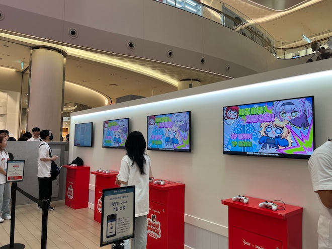 넥슨이 13일 ‘던전앤파이터(이하 던파)’ 공식 팝업스토어 ‘스노우메이지 in 롯데월드타워·몰’을 오픈했다. 사진은 '파핑파핑! 점핑점핑!' 체험존. / 사진=정채윤 기자