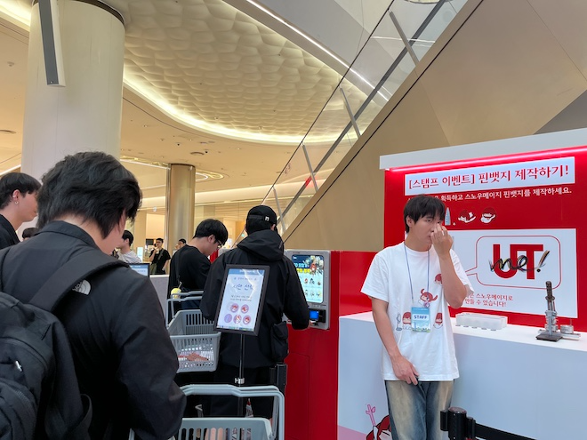 넥슨이 13일 ‘던전앤파이터(이하 던파)’ 공식 팝업스토어 ‘스노우메이지 in 롯데월드타워·몰’을 오픈했다. 사진은 '핀뱃지 제작하기', '룰렛 경품 이벤트' 체험존. / 사진=정채윤 기자