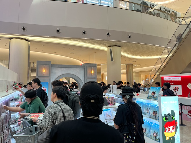 넥슨이 13일 ‘던전앤파이터(이하 던파)’ 공식 팝업스토어 ‘스노우메이지 in 롯데월드타워·몰’을 오픈했다. 사진은 굿즈 판매 코너. / 사진=정채윤 기자