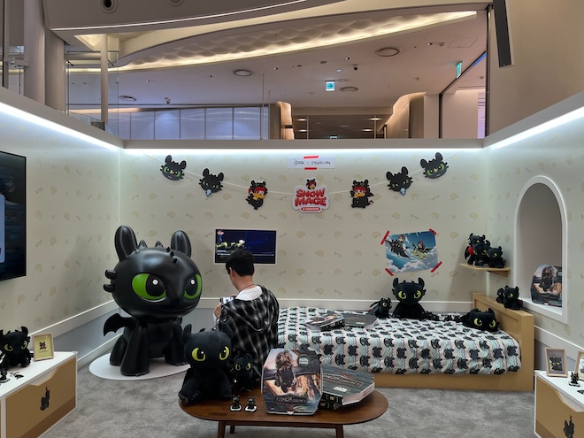 넥슨이 13일 ‘던전앤파이터(이하 던파)’ 공식 팝업스토어 ‘스노우메이지 in 롯데월드타워·몰’을 오픈했다. 사진은 '드래곤 길들이기' 협업 포토존. / 사진=정채윤 기자