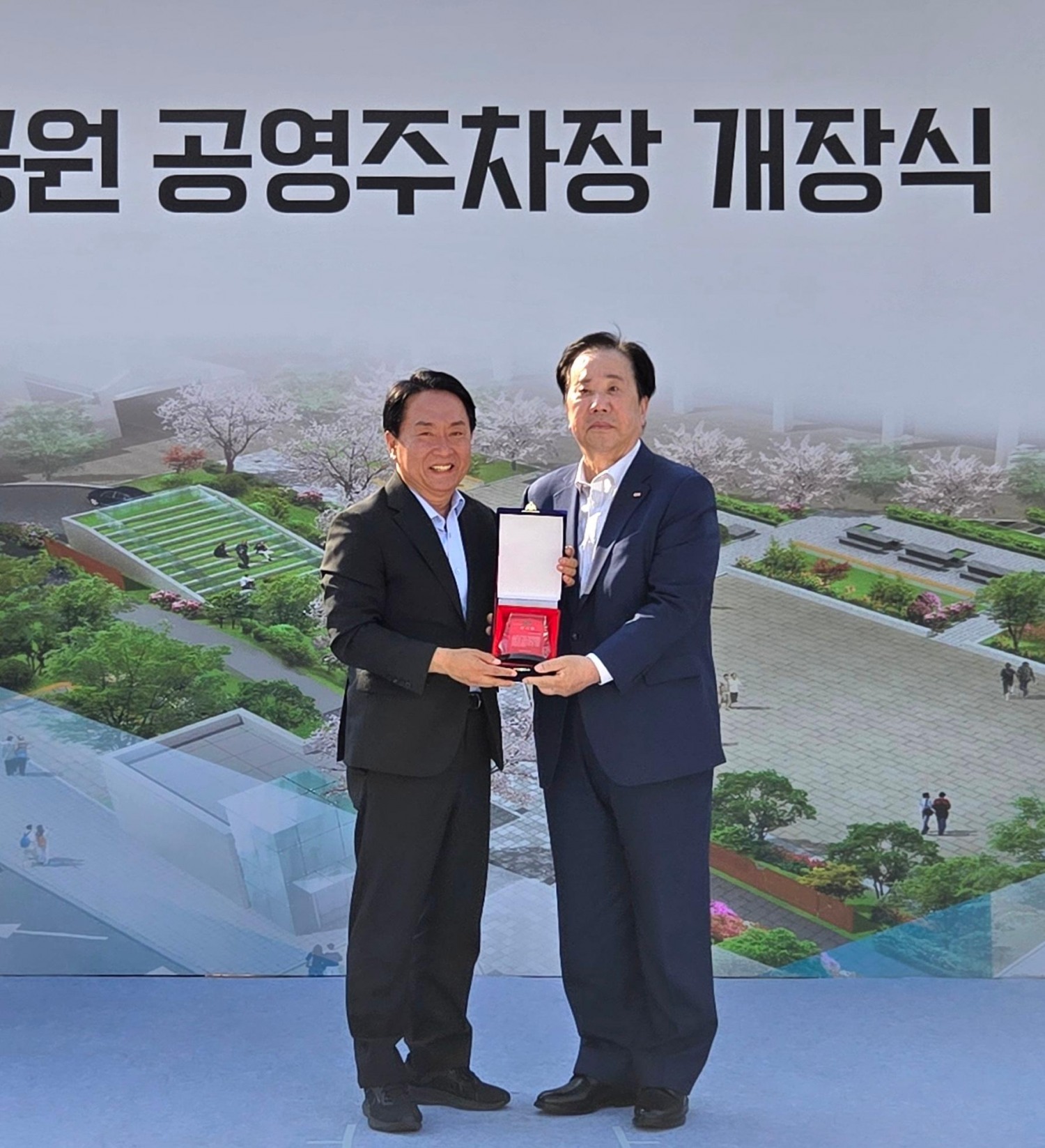 우오현 SM그룹 회장(오른쪽)이 이성헌 서대문구청장으로부터 감사패를 받으며 기념촬영을 하는 모습./사진제공=SM그룹