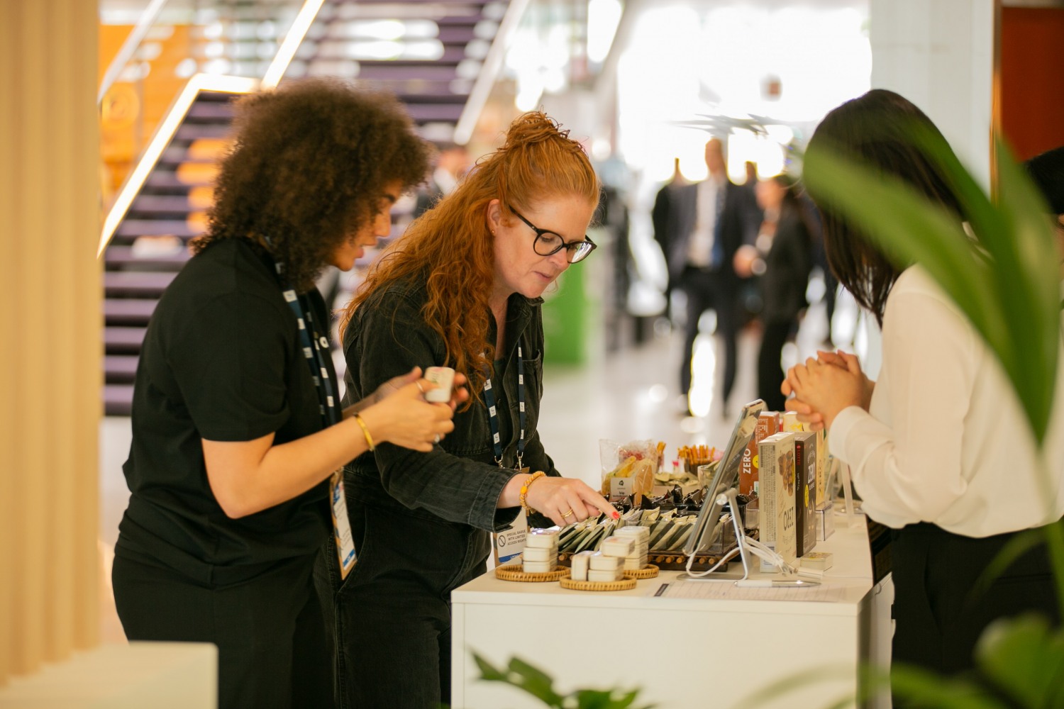 롯데가 10일부터 13일까지 네덜란드 암스테르담에서 열린 2025 CGF 글로벌 서밋에 참석해 한일 원롯데에 기반한 그룹 경쟁력을 알렸다. 롯데는 행사장에 체험형 미팅룸과 웰니스 라운지를 조성해 롯데 브랜드와 제품을 홍보하는 모습. /사진제공=롯데