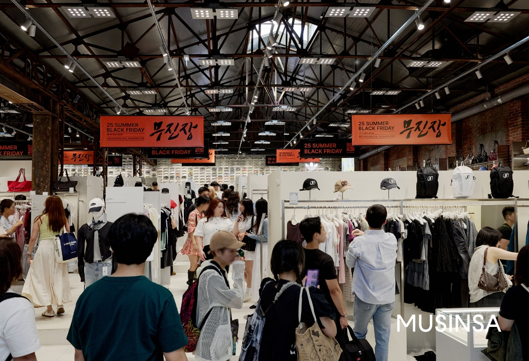 지난 14 일 ‘ 무진장 2025 여름 블랙프라이데이 ’ 가 시작된 무신사 스토어 성수 @ 대림창고에서 쇼핑하는 고객들의 모습./사진제공=무신사