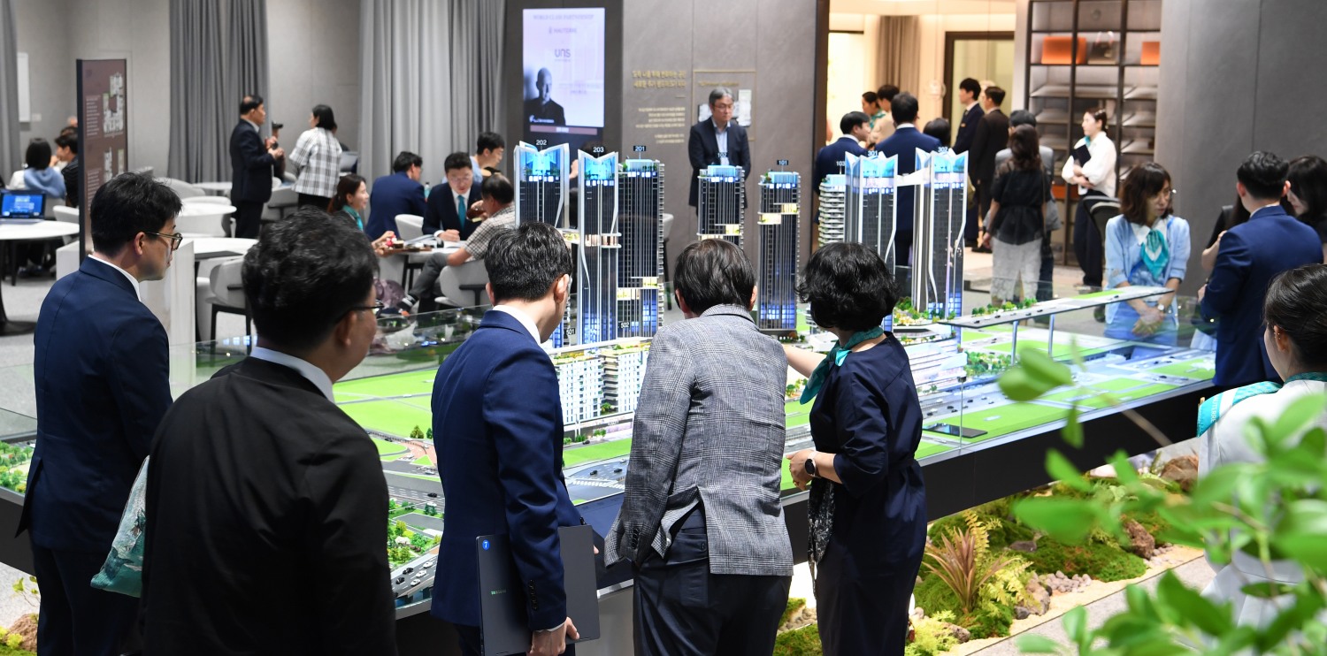 포스코이앤씨 홍보관에 조합원들이 단지 모형를 통해 대형 평형을 확인하고 있다. / 사진제공=포스코이앤씨