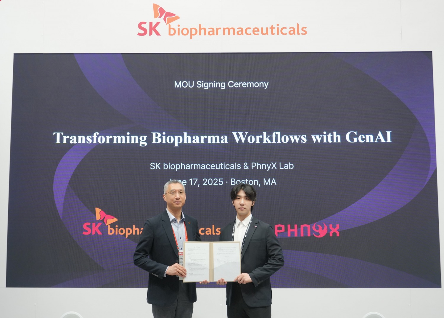 17일(미국 현지) ‘BIO USA 2025’ SK바이오팜 전시 부스에서 참석자들이 AI 기반 신약 개발 MOU 기념촬영을 진행하고 있다. 유창호 SK바이오팜 전략부문장(왼쪽), 배민석 피닉스랩 대표. /사진제공=SK바이오팜
